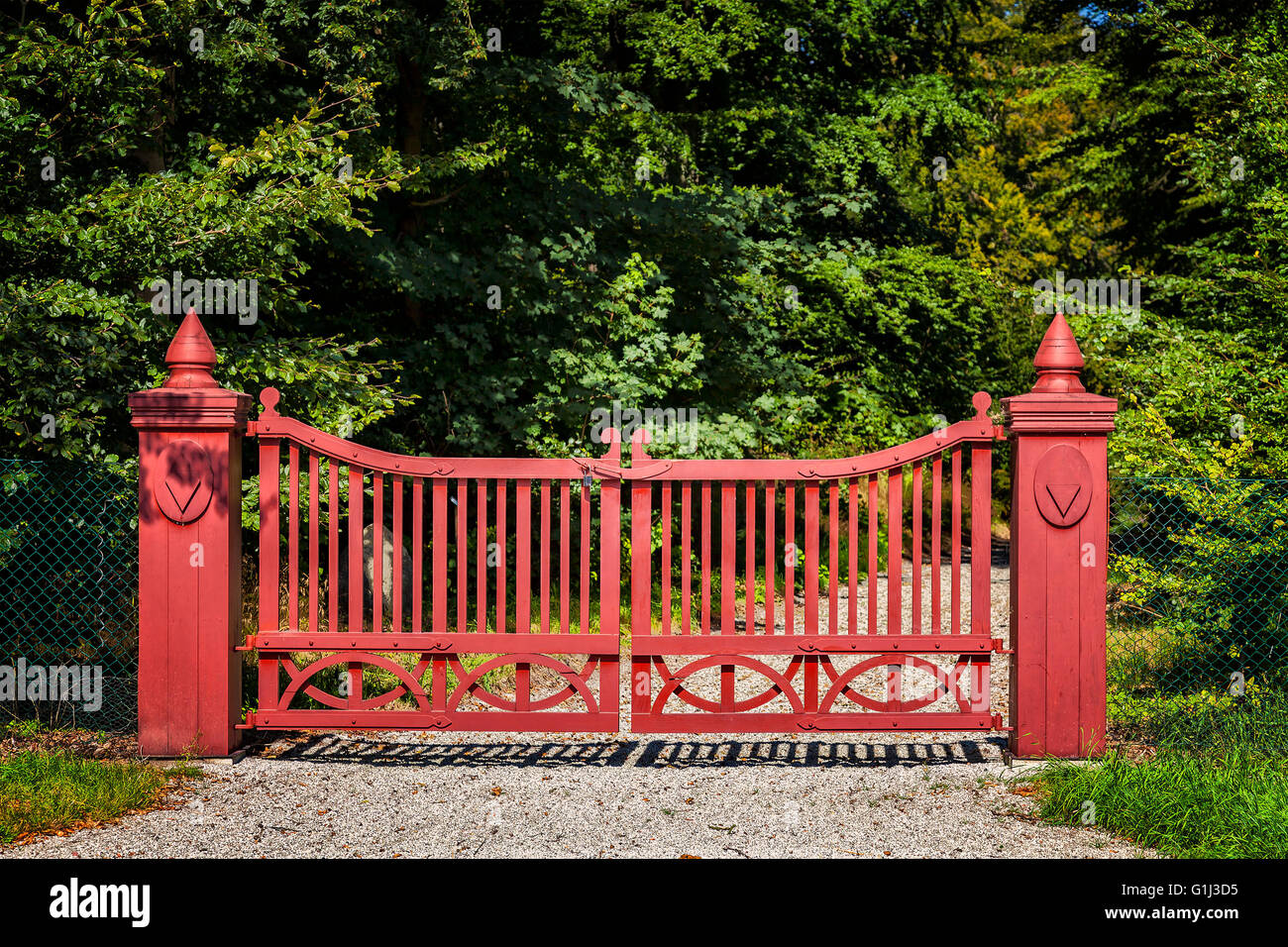 Image d'une porte en bois orné rouge. Banque D'Images