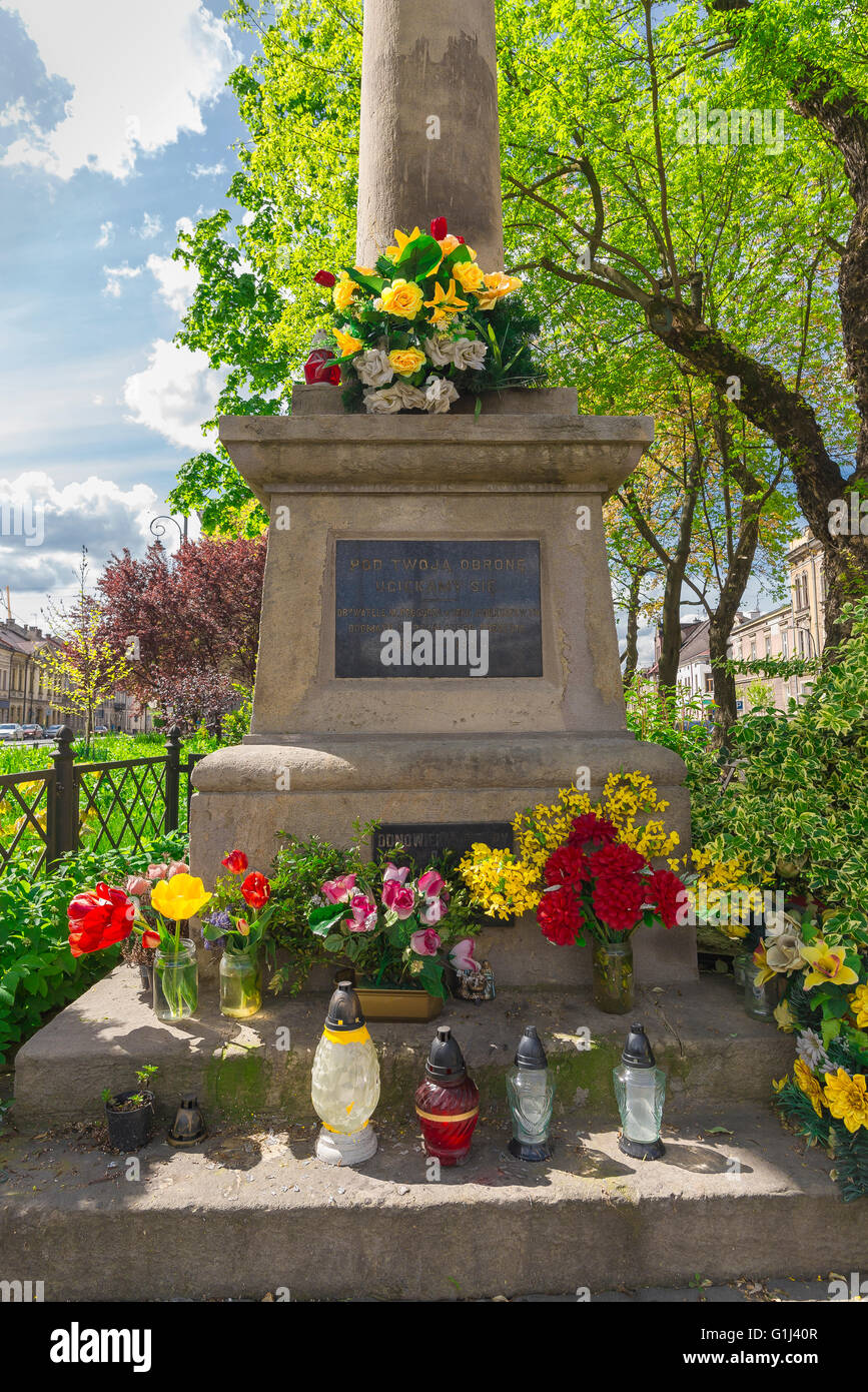Sanctuaire catholique, vue sur les fleurs et les lanternes ornant un sanctuaire côté route le long de Rekawka dans le quartier de Podgorze de Cracovie, Pologne. Banque D'Images