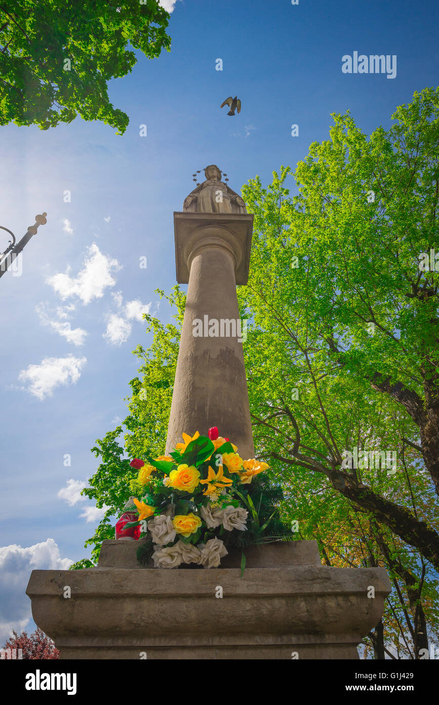 madonna de Cracovie, vue d'un mémorial de la route sous la forme d'une Madonna sur une colonne le long de Rekawka dans le district de Podgorze de Cracovie, Pologne. Banque D'Images