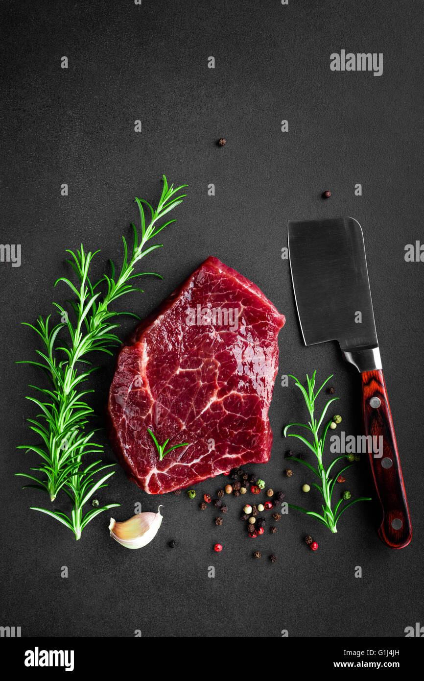 steak de bœuf cru Banque D'Images