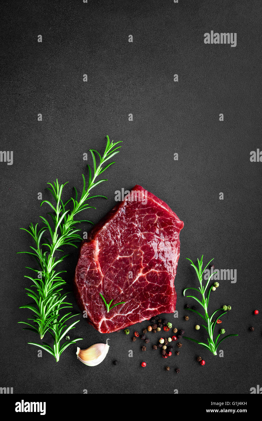 steak de bœuf cru Banque D'Images