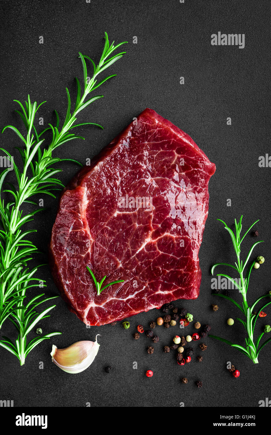 steak de bœuf cru Banque D'Images