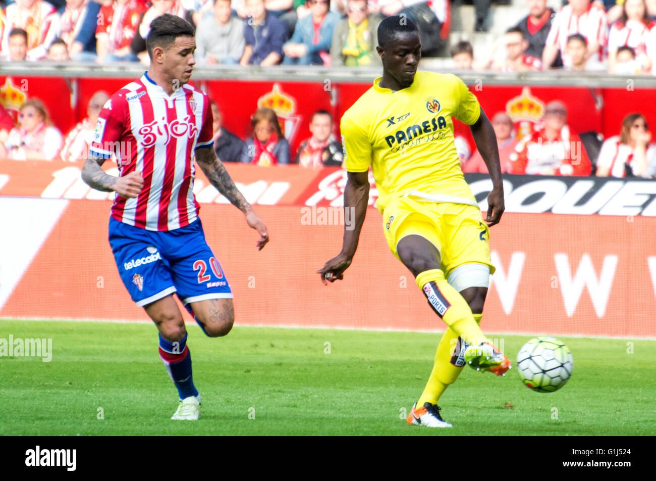 Gijon, Espagne. 15 mai, 2016. Eric Bailly (Defender, Villareal CF) passe le ballon couvert par Antonio Sanabria (de l'avant, sportives Gijón) pendant le match de foot de la dernière ronde de la saison 2016/2017 de ligue espagnole "La Liga" entre Real Sporting de Gijón et Villareal CF au stade Molinon le 15 mai 2016 à Gijon, Espagne. Crédit : David Gato/Alamy Live News Banque D'Images