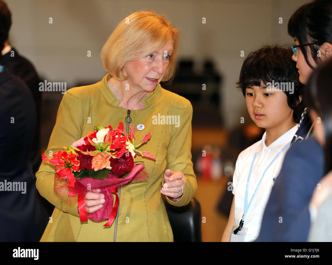 Tsukuba, Japon. 16 mai, 2016. Johanna Wanka, Ministre allemand de l'éducation et de la recherche (L) reçoit un bouquet de fleurs à partir du Japonais les enfants de l'école élémentaire à l'ouverture de la science et de la technologie G7 Réunion des ministres à Tsukuba, suburban Tokyo le lundi 16 mai 2016. G7 Science et technologie Les ministres ont entamé une session de deux jours pour les défis scientifiques tels que la santé, l'énergie, l'agriculture et l'environnement. Credit : AFLO Co.,Ltd/Alamy Live News Banque D'Images