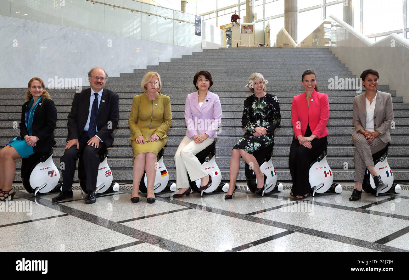 Tsukuba, Japon. 16 mai, 2016. Les participants de la science et de la technologie G7 Réunion des ministres (L-R) Jo Handelsman des États-Unis, Mark Walport de Grande-Bretagne, d'Allemagne Johanna Wanka, Akiko Shimajiri du Japon, Stefania Giannini de l'Italie, Kirsty Duncan du Canada et Najat Vallaud Belkacem de la France pose pour la photo avec Honda pour la mobilité des Uni-Cub beta à Tsukuba, suburban Tokyo le lundi 16 mai 2016. G7 Science et technologie Les ministres ont entamé une session de deux jours pour les défis scientifiques tels que la santé, l'énergie, l'agriculture et l'environnement. Credit : AFLO Co.,Ltd/Alamy Live News Banque D'Images