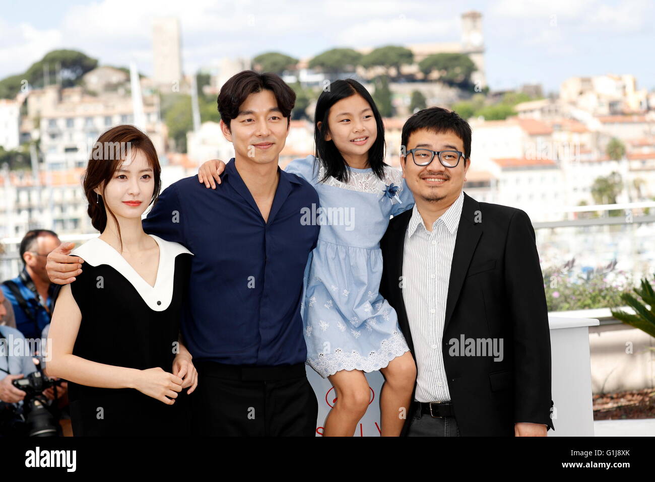 Acteurs Jung Yu-mi (l-r), Gong Yoo, Kim Su-yeon et directeur d'un sang-ho assiste à la photocall de "Train à Busan (San-Haeng Bu)' lors de la 69 e Assemblée annuelle du Festival du Film de Cannes au Palais des Festivals de Cannes, France, le 14 mai 2016. Photo : Hubert Boesl Banque D'Images