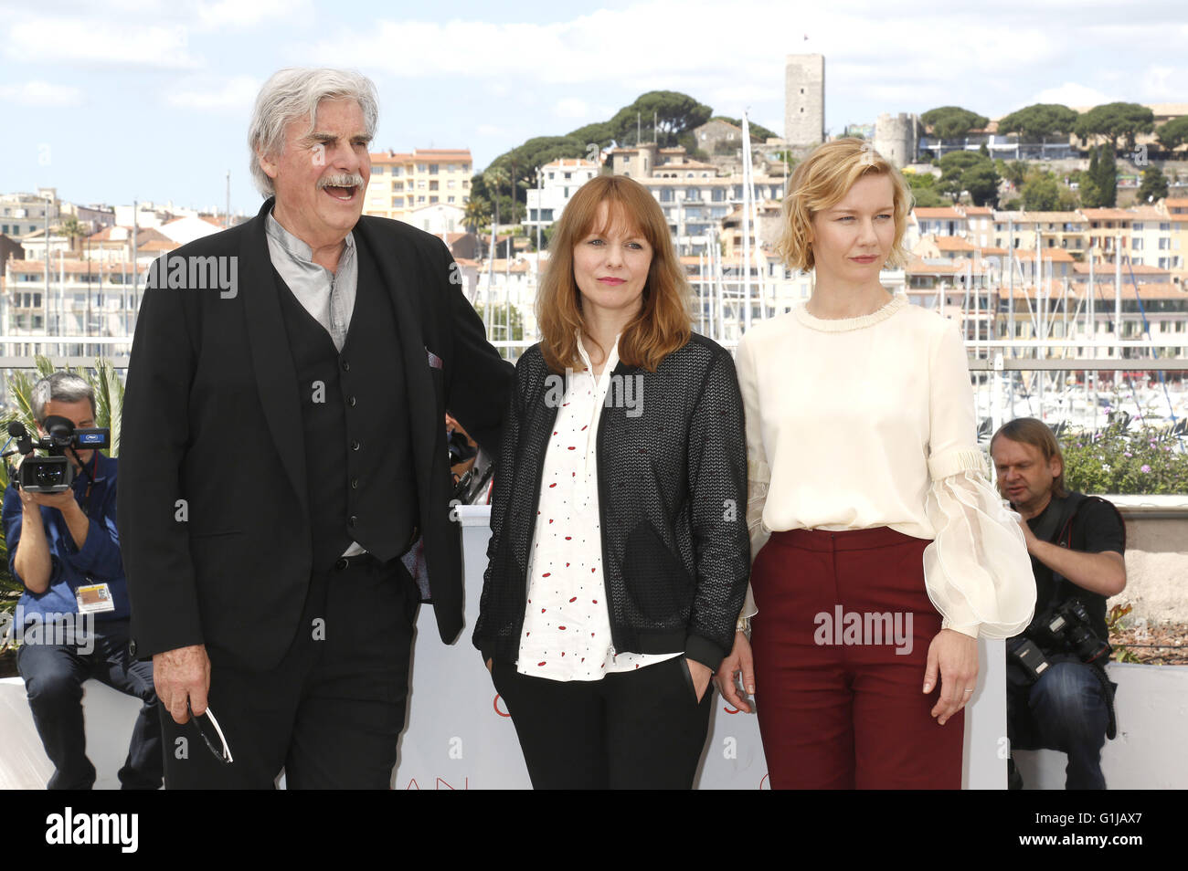 Peter Simonischek, Maren Ade et Sandra Hüller au 'Toni' Erdmann photocall lors de la 69 e édition du Festival de Cannes au Palais des Festivals le 14 mai 2016 dans le monde d'utilisation | Banque D'Images