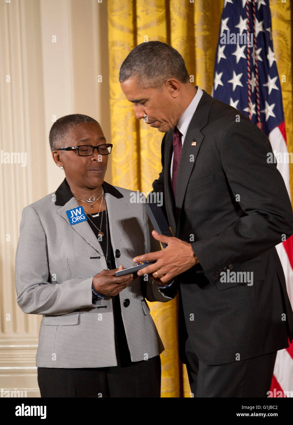 Washington, DC, USA. 16 mai, 2016. Le président Obama remet la Médaille de la Vaillance à Constance Wilson, la grand-mère d'un agent de police de Philadelphie, Robert Wilson III qui fut frappé tout en contrecarrant un cambriolage. La Médaille de la vaillance militaire est décernée par le président des États-Unis pour les agents de la sécurité publique cités par le procureur général. Les agents de la sécurité publique sont nommés par les chefs ou directeurs d'agences qui les emploie et recommandé par la Médaille de bravoure Commission d'examen. Le Procureur général a désigné le crédit aux États-Unis : Patsy Lynch/Alamy Live News Banque D'Images