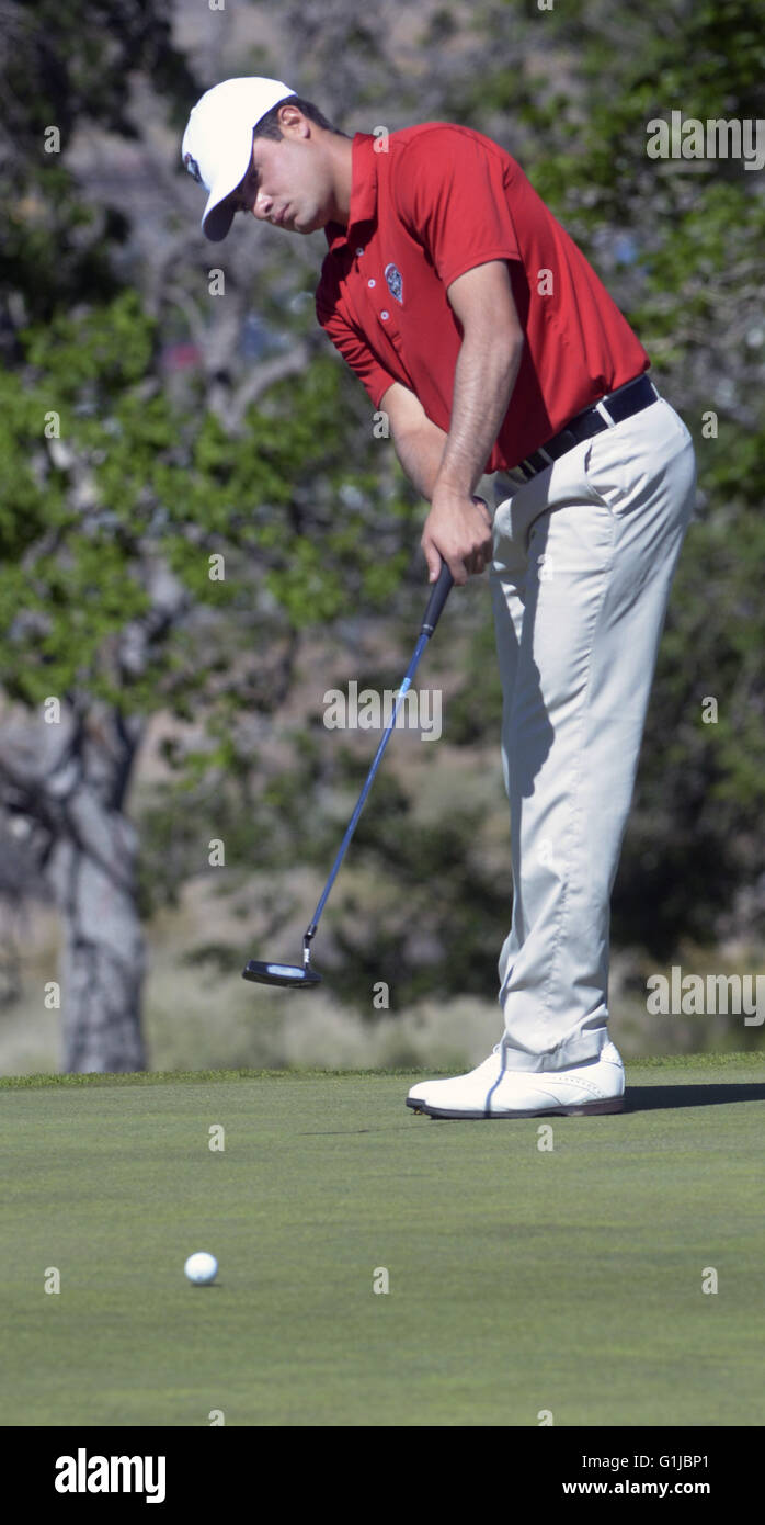 Usa. 16 mai, 2016. SPORTS -- l'UNM Gustavo Morantes putts lors du premier tour de la NCAA Men's Golf World au Championnat de Golf de l'UNM le lundi, 16 mai 2016. © Greg Sorber/Albuquerque Journal/ZUMA/Alamy Fil Live News Banque D'Images