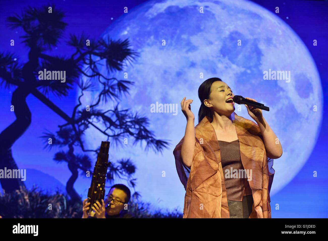 Beijing, Chine. 16 mai, 2016. La chanteuse Gong Linna chante la chanson 'une nuit tranquille" pendant l'ouverture du collège de Beijing 2016 Étudiants Festival de musique au Conservatoire de musique de Chine à Beijing, capitale de Chine, le 16 mai 2016. "La jeunesse, campus, l'art et la vie" est le thème de la fête de la musique, qui durera jusqu'à la fin de l'année. Performances de différentes catégories musicales seront données à 19 universités et collèges. © Li Wen/Xinhua/Alamy Live News Banque D'Images