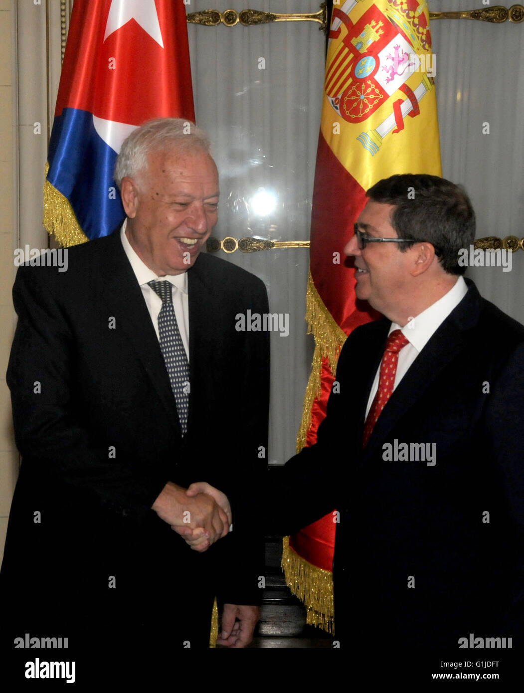 La Havane. 16 mai, 2016. Le ministre des Affaires étrangères cubain Bruno Rodriguez (R) se réunit avec son homologue espagnol, José Manuel García-Margallo à La Havane le 16 mai 2016. José Manuel García-Margallo a mis fin à une visite de trois jours à Cuba le lundi. Crédit : Vladimir Molina/Prensa Latina/Xinhua/Alamy Live News Banque D'Images