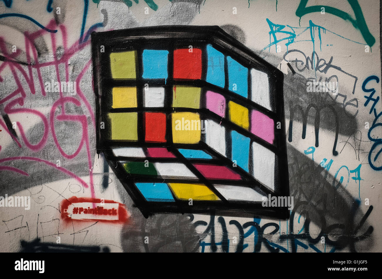 Grafitti créé à partir d'une croix gammée par artiste Ibo Omari qui ressemble à un Rubik's Cube, vu à Berlin, Allemagne. Un club local a lancé une initiative qui permettra de voir des symboles nazis. Photo : afp/KEMBOWSKI SOPHIA Banque D'Images