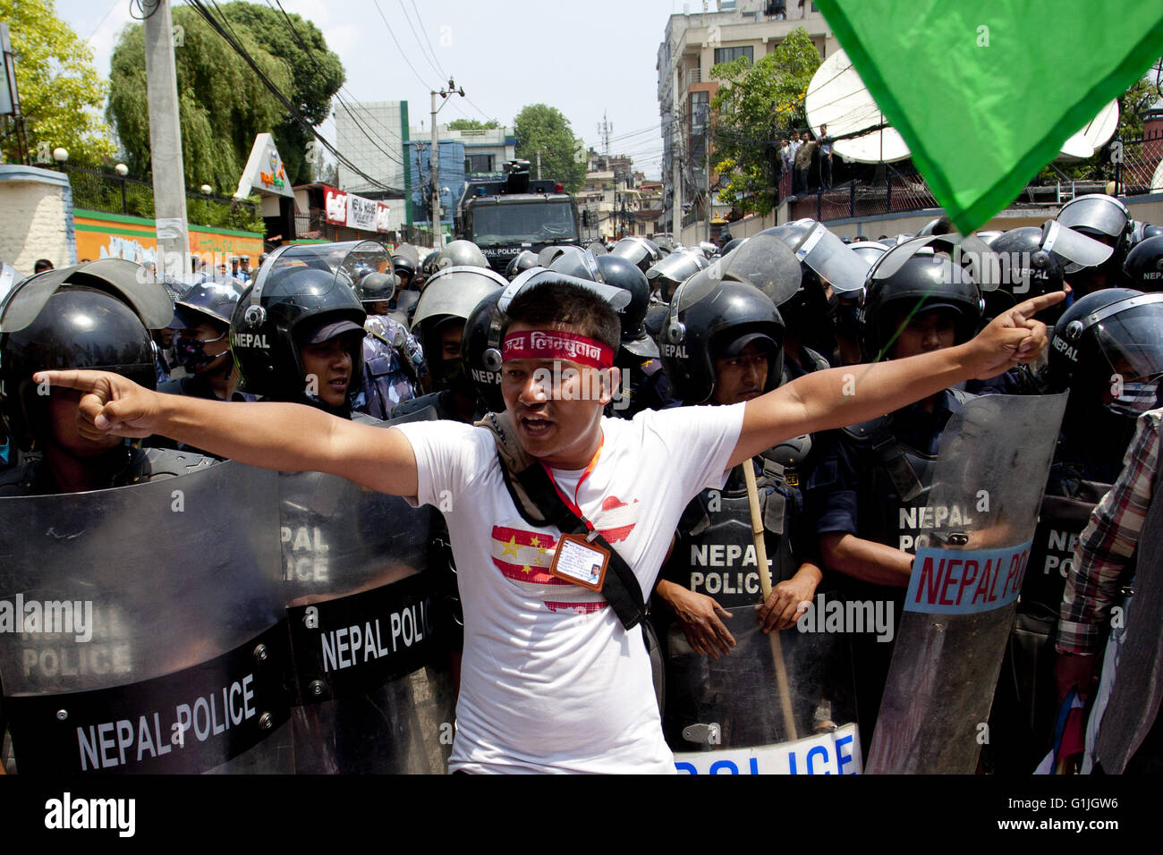 Katmandou, Népal. 17 mai, 2016. Un manifestant d'Alliance, une coalition de partis Madhes ethniques et d'autres organisations et partis politiques, crie des slogans lors d'un sit-in de protestation à Baluwatar à Katmandou, Népal, 17 mai 2016. L'alliance a lancé leurs programmes de protestation contre la nouvelle constitution et de faire pression sur le gouvernement pour redessiner les frontières provinciales. Credit : Pratap Thapa/Xinhua/Alamy Live News Banque D'Images