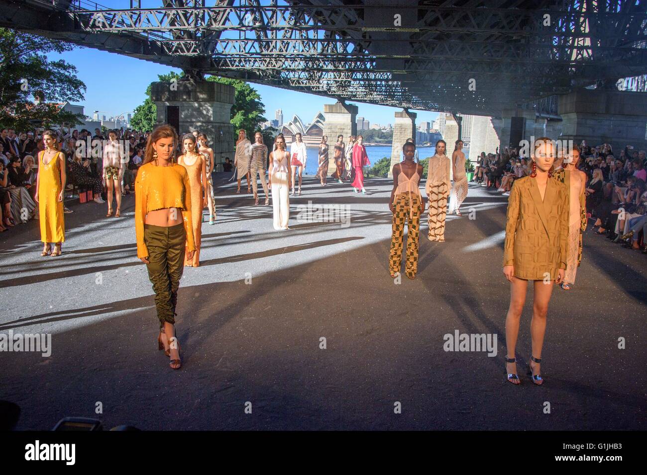 Les modèles posent à l'achèvement de la Manning Cartell Resort diaphanes Collection 17 défilé sous le pont du port de Sydney lors de la Mercedes-Benz Fashion Week de Sydney, Australie. 17 mai, 2016. Credit : Hugh Peterswald/Alamy Live News Banque D'Images