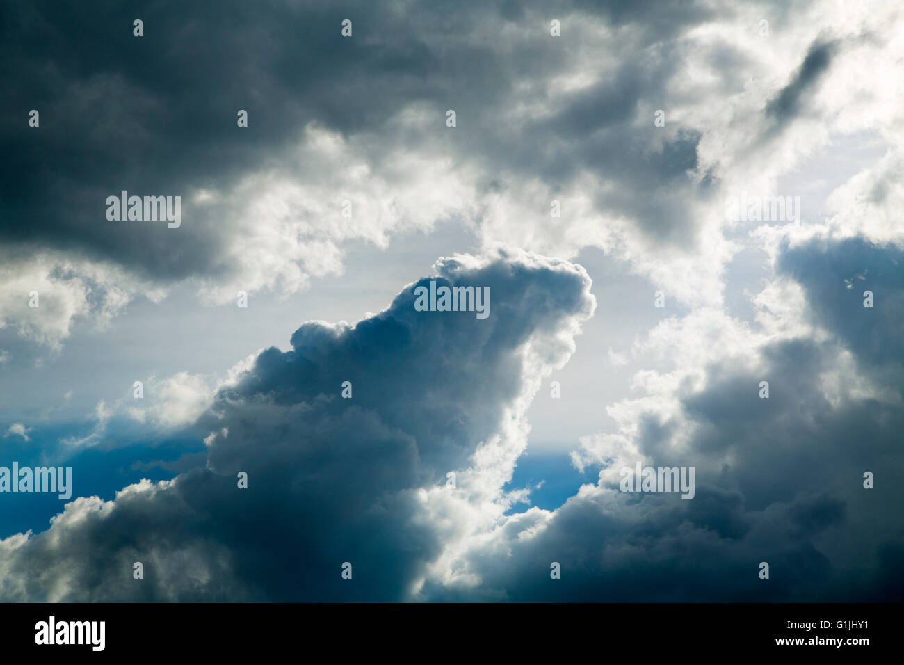 Tempête gris et blanc, pluvieux nuages sur ciel bleu Banque D'Images