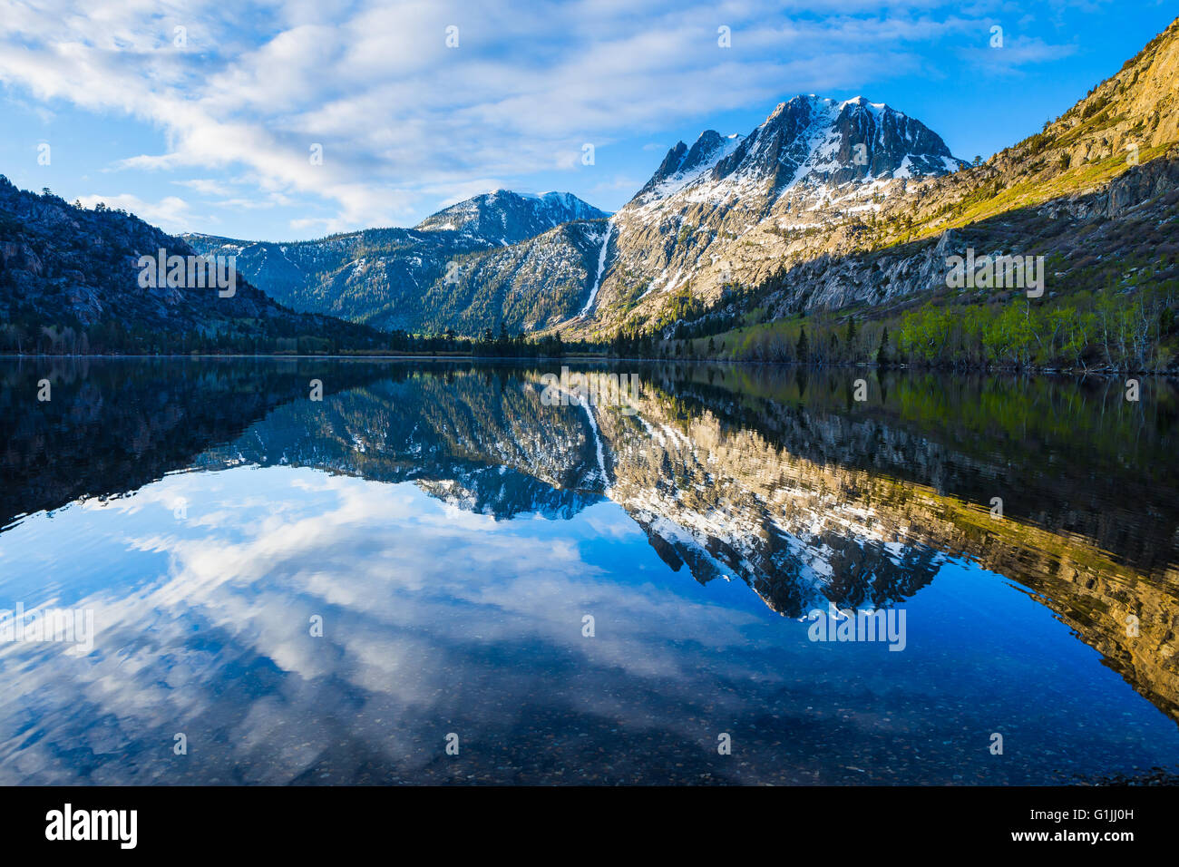 Tôt le matin, la lumière naturelle brille à travers le paysage de montagne sierra de l'Est et vers le bas sur le lac d'argent sur la boucle du lac Juin Banque D'Images