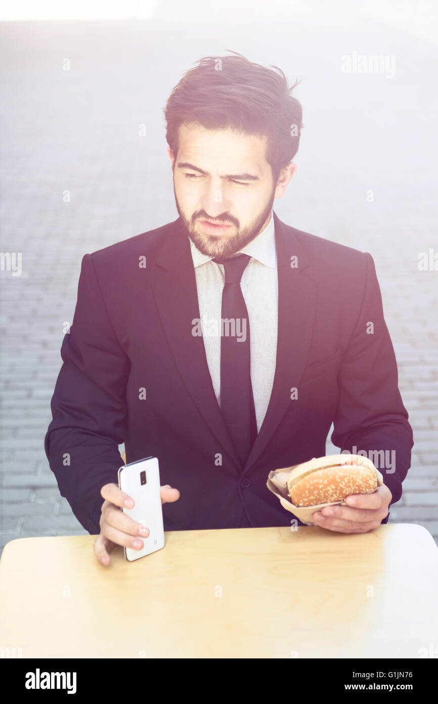 Businessman eating and drinking in cafe Banque D'Images
