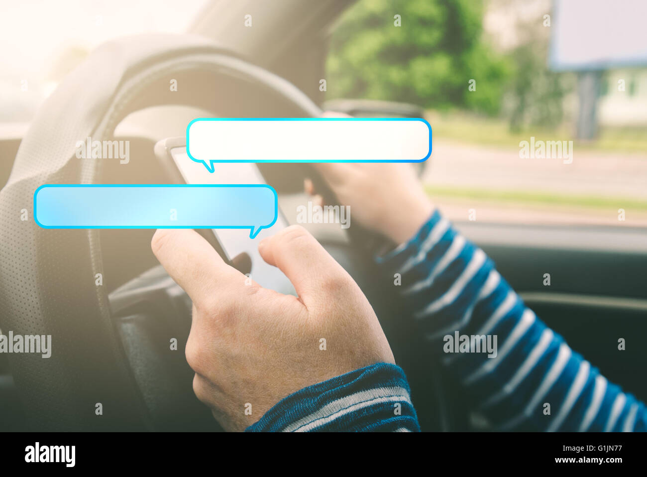 Location de femmes à conduire et texting on smartphone avec les bulles que copier d'espace pour message, à l'aide de téléphone mobile dans le trafic. Banque D'Images