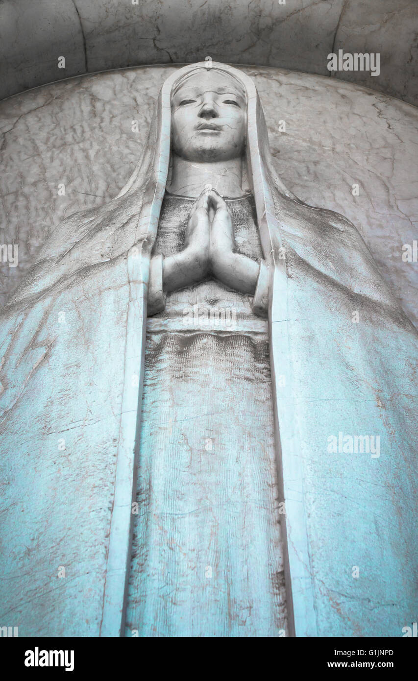 Statue de femme mourante sur lit de mort avec tunique turquoise Banque D'Images