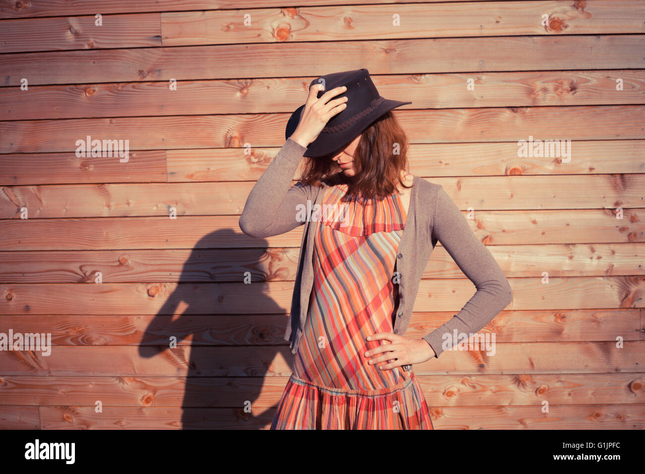 Femme avec chapeau de cowboy Banque de photographies et d'images à haute  résolution - Alamy
