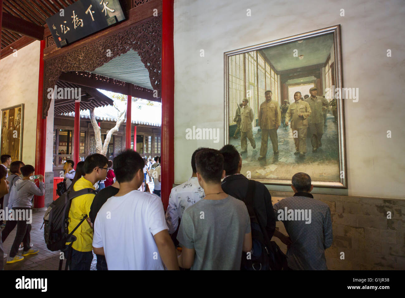 Les garçons au palais présidentiel chinois, Nanjing en face de peinture historique de la "libération" de la Nanjing par les communistes Banque D'Images