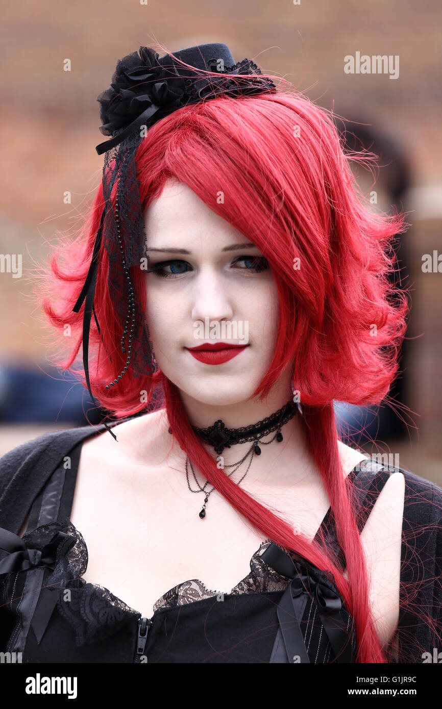 Festival Goth (Gotik-Wave-Treffen) Leipzig, Allemagne, 13 - 15 mai 2016. Fille aux cheveux rouges et petit chapeau noir Banque D'Images