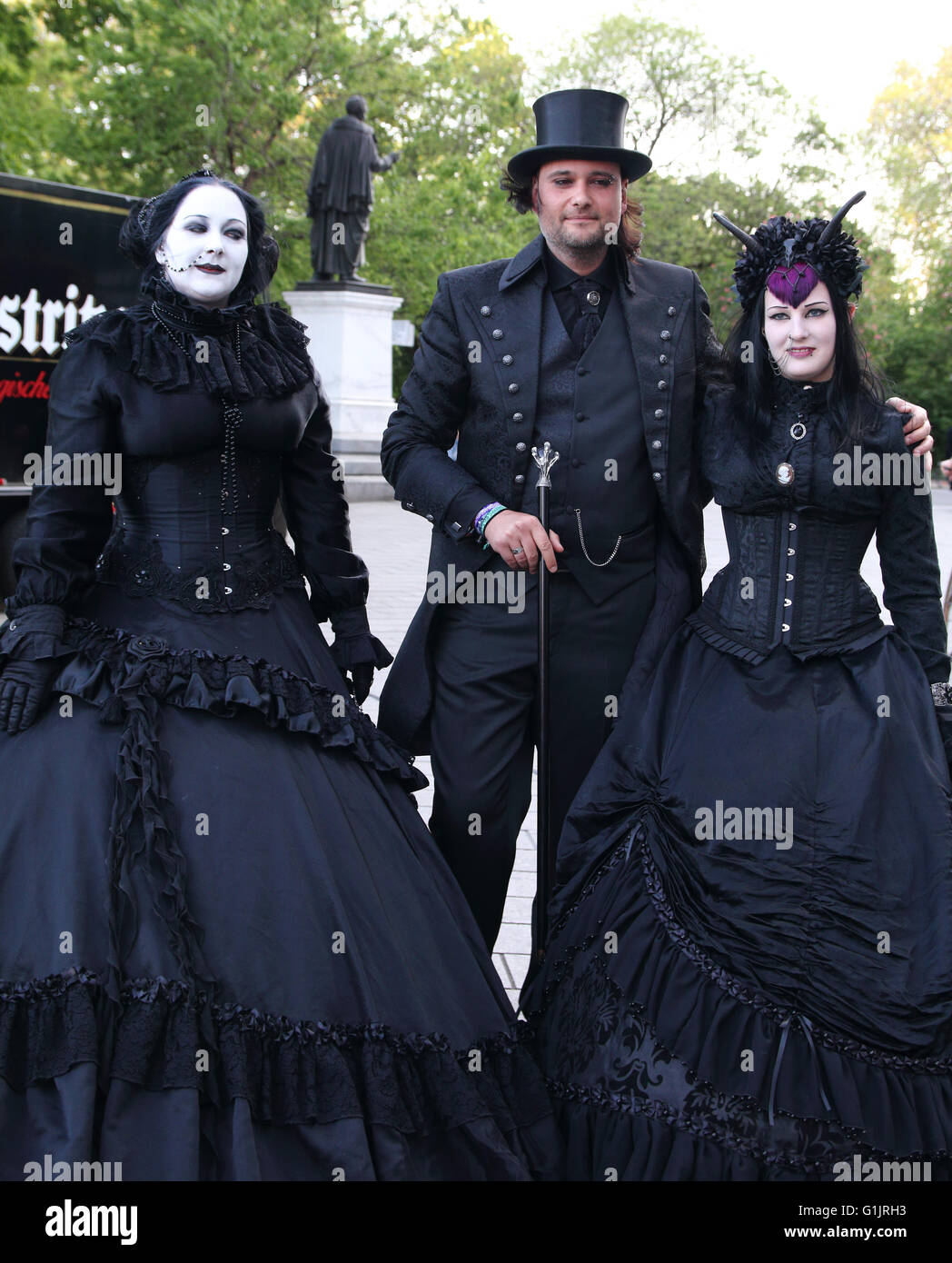 Festival Goth (Gotik-Wave-Treffen) Leipzig, Allemagne, 13 - 15 mai 2016. Trois personnes en costumes victoriens noir. Banque D'Images
