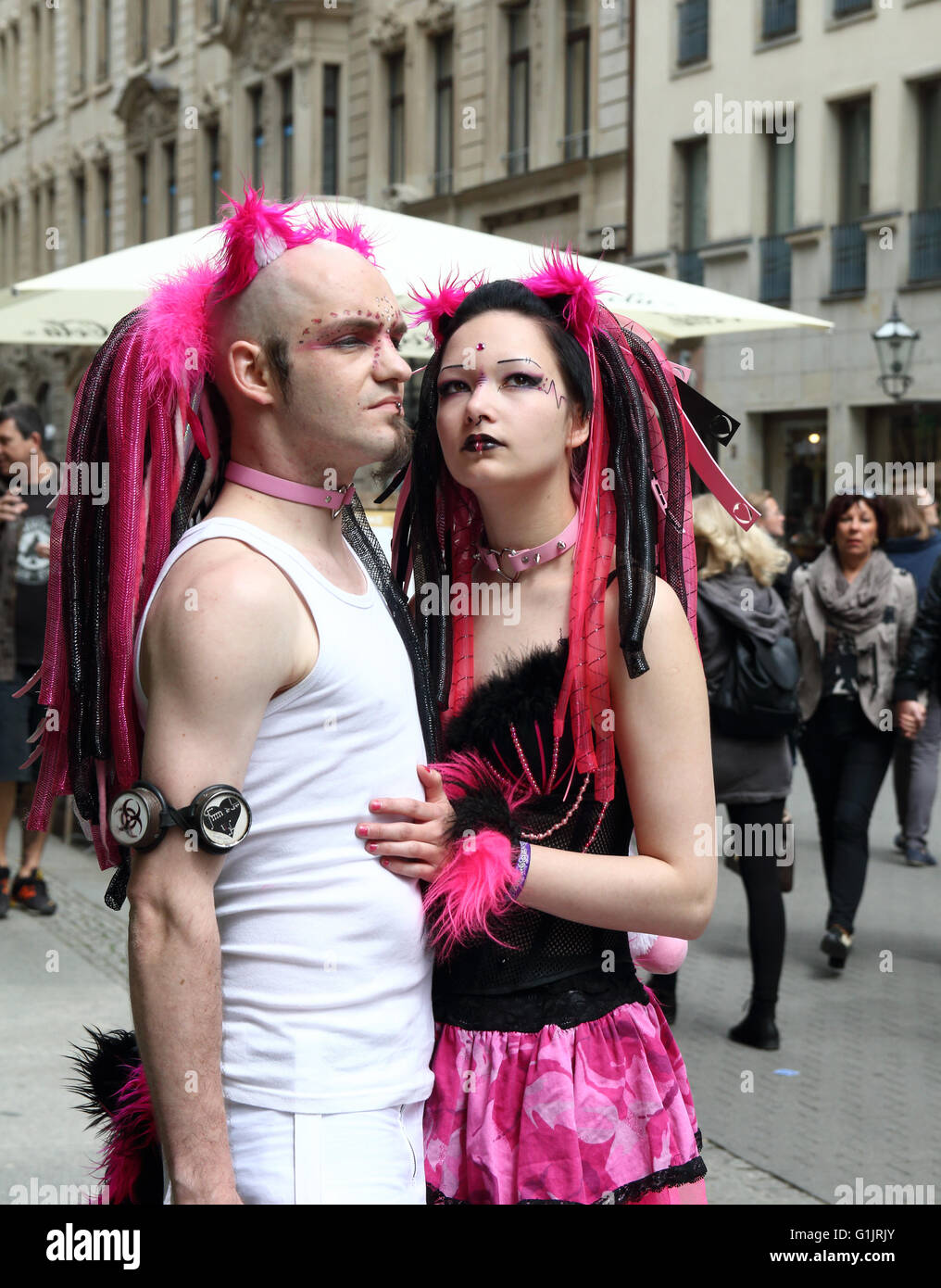 Festival Goth (Gotik-Wave-Treffen) Leipzig, Allemagne, 13 - 15 mai 2016. Jeune couple avec pink & black dreadlocks. Banque D'Images