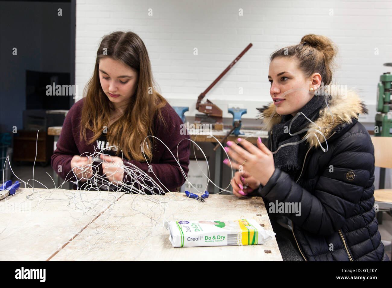 Les élèves de la classe d'art de créer une œuvre d'art Banque D'Images