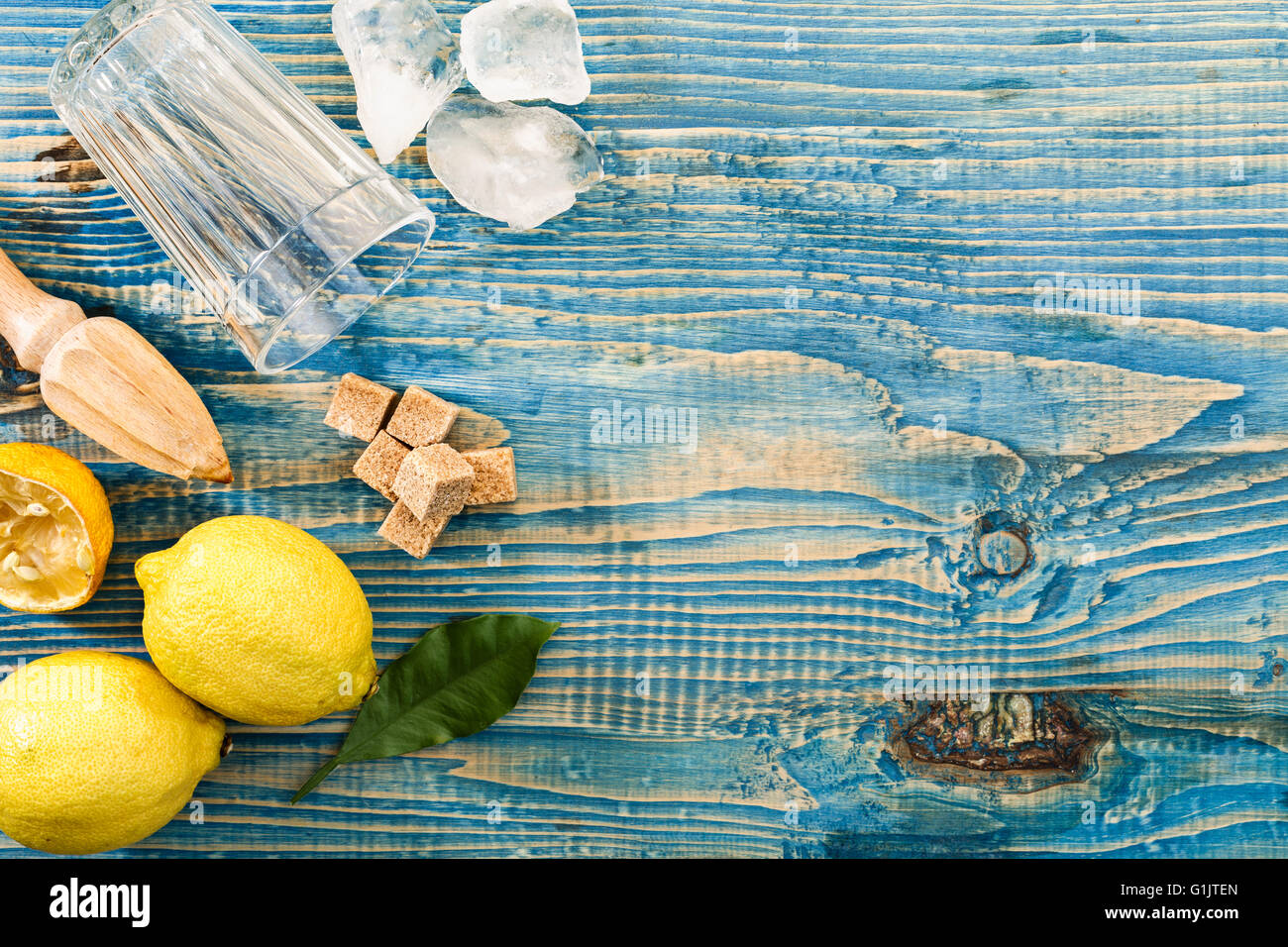 Préparation de la limonade, les ingrédients pour la limonade sur une table en bois Banque D'Images