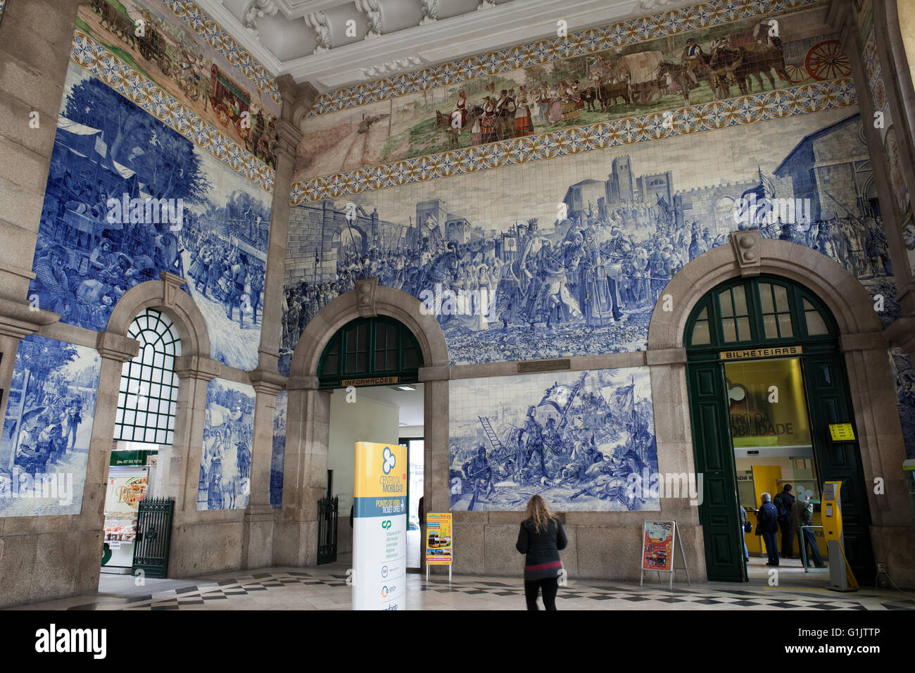 Portugal, Porto, la gare de São Bento à l'intérieur des panneaux tuiles azulejo, monument historique de la ville Banque D'Images