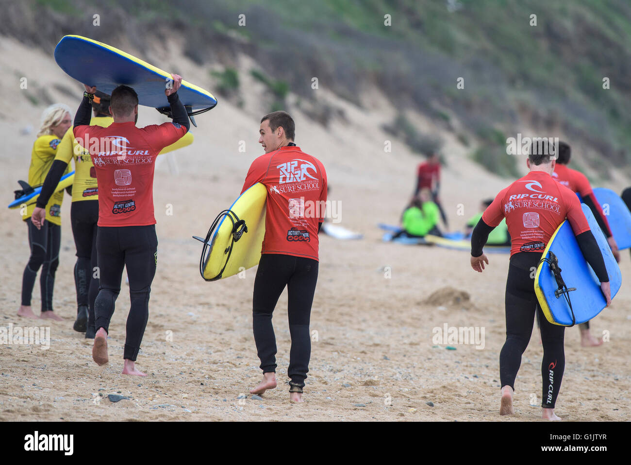 Les débutants sur le point de commencer la leçon de surf à, Fistral Newquay, Cornwall. Banque D'Images
