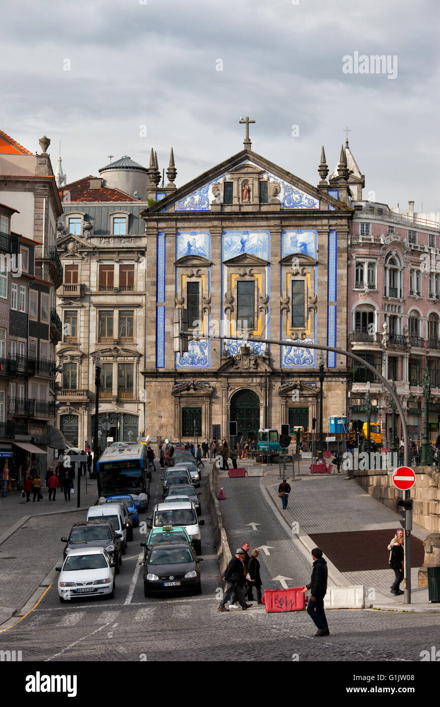 Saint Anthony's Church Congregados (Igreja de Santo Antonio dos Congregados) à Porto, Portugal, le trafic de la rue, les voitures Banque D'Images