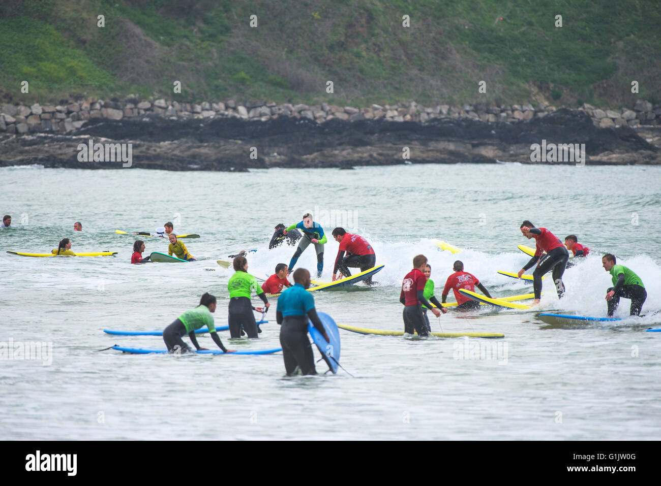 Les débutants à apprendre à surfer à Cornwall. Fistral Banque D'Images