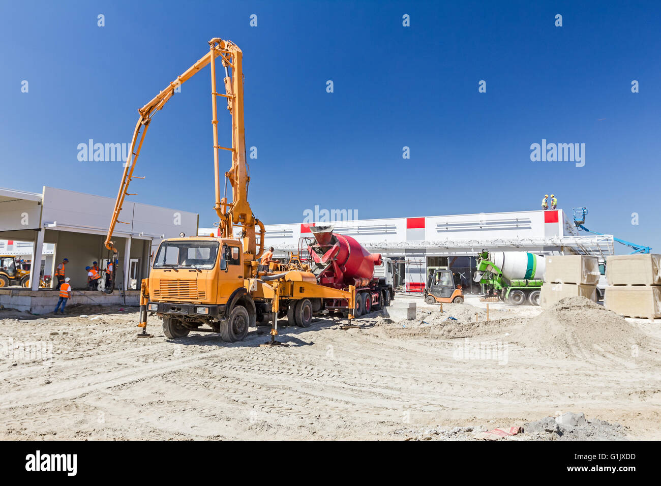 Malaxeur est le coulage du béton en pompe à béton pour la coulée. Banque D'Images