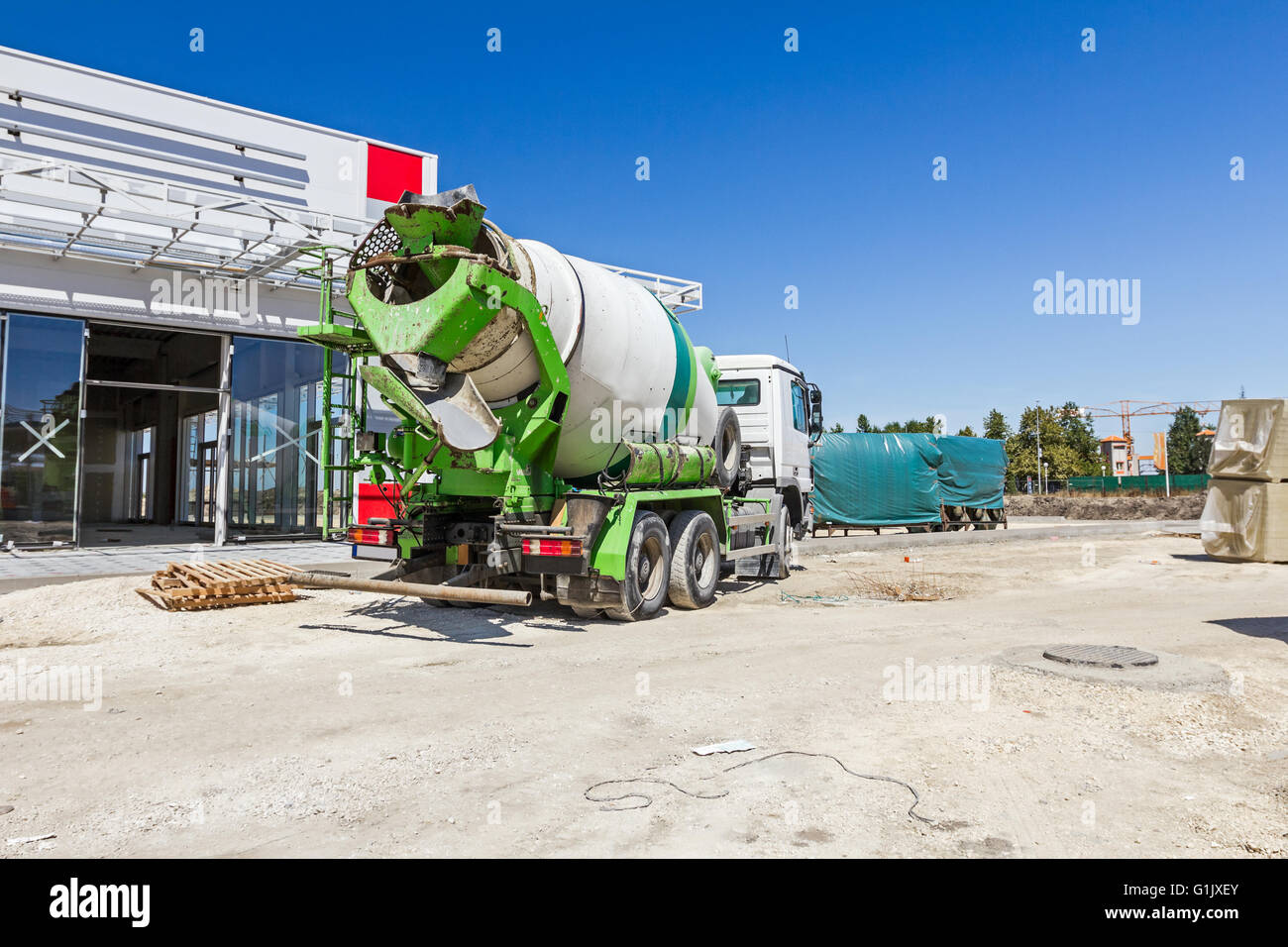 Transport camion malaxeur à ciment est la place prépondérante sur chantier. Banque D'Images