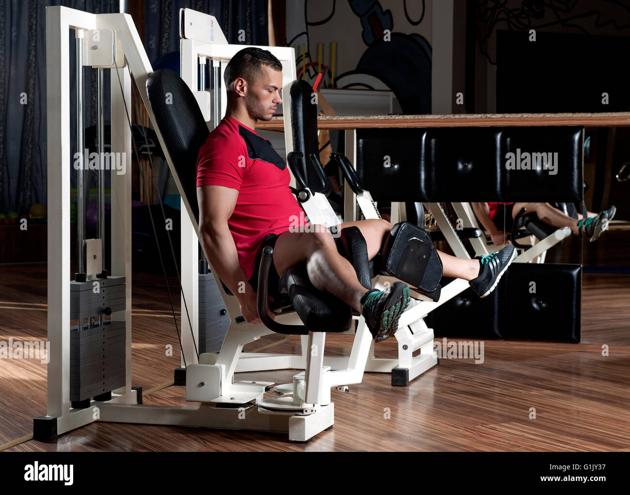 Puissance très sportif bodybuilder exécuter l'exercice dans la salle de sport noir Banque D'Images