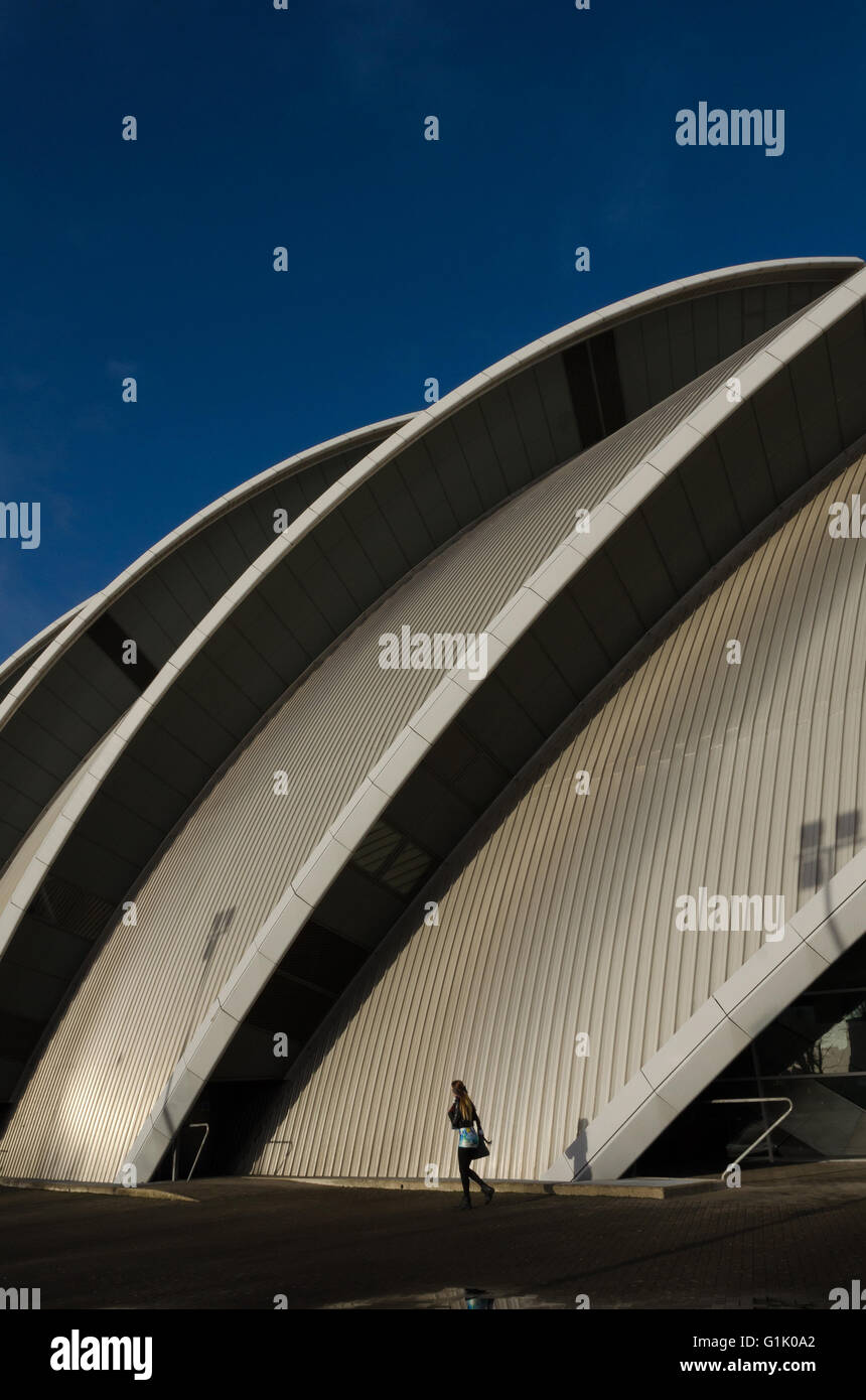 SECC Glasgow - Clyde Auditorium - également connu sous le nom de l'Armadillo de Glasgow. Debout avec un seul chiffre en silhouette. Banque D'Images