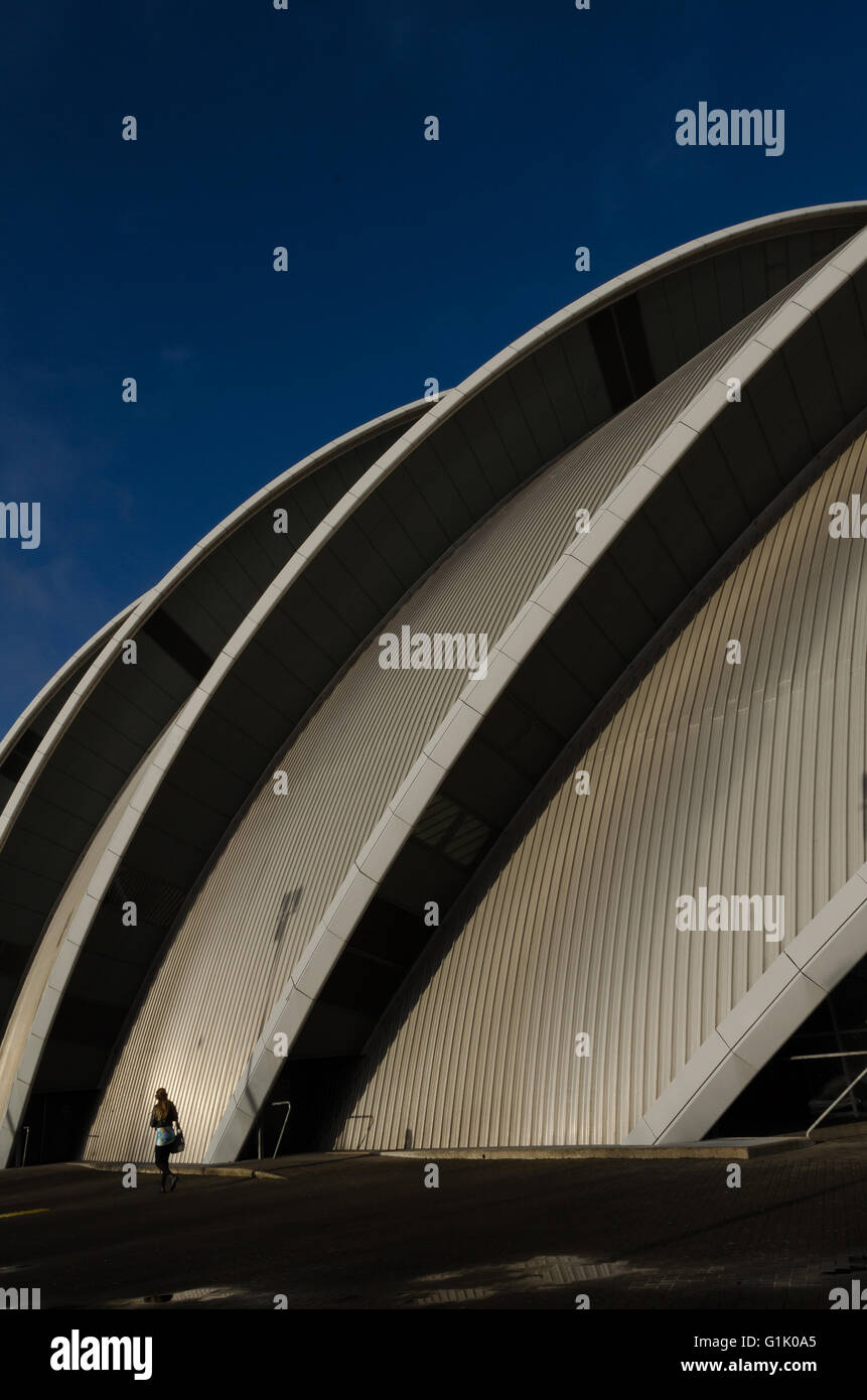 SECC Glasgow - Clyde Auditorium - également connu sous le nom de l'Armadillo de Glasgow. Debout avec un seul chiffre en silhouette. Banque D'Images