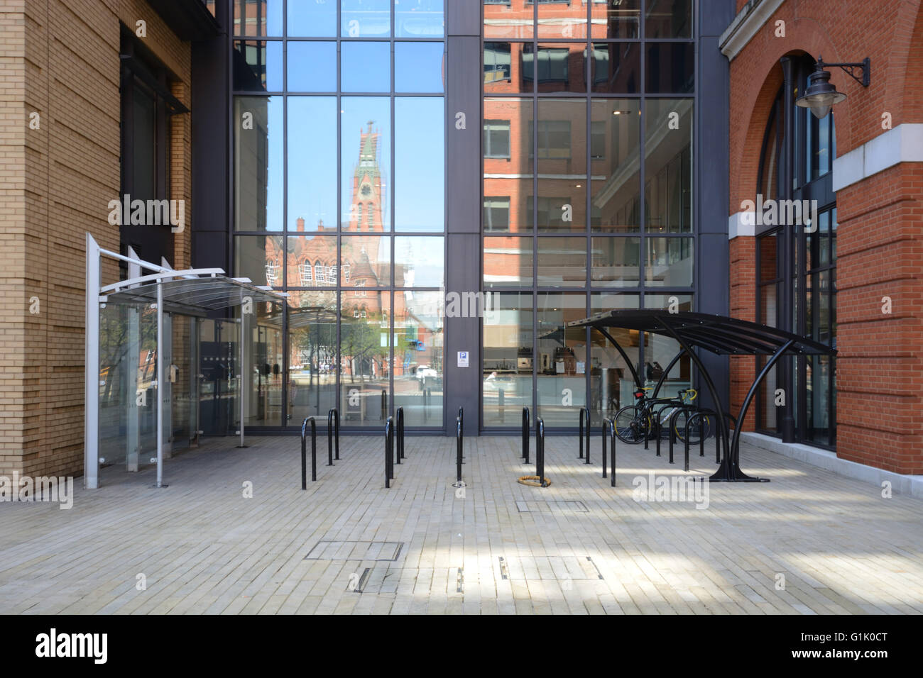 Abri fumeur, abri vélo et, à Birmingham. Banque D'Images