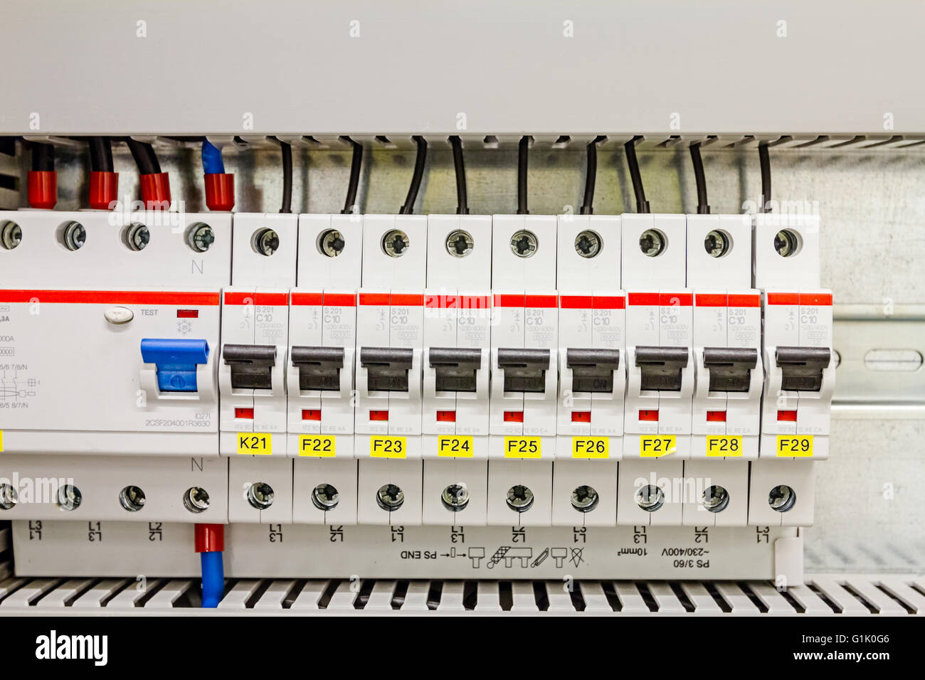 Fusible automatique connecteur électrique dans les lignes d'alimentation situé à l'intérieur du panneau de commande de l'interrupteur de sélection. Banque D'Images