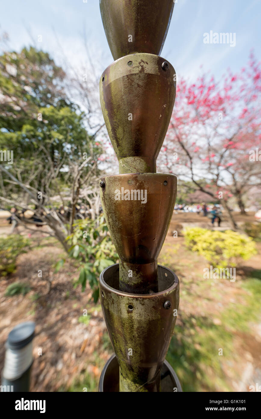 De style japonais de drainage du toit fait avec metal tasses Banque D'Images