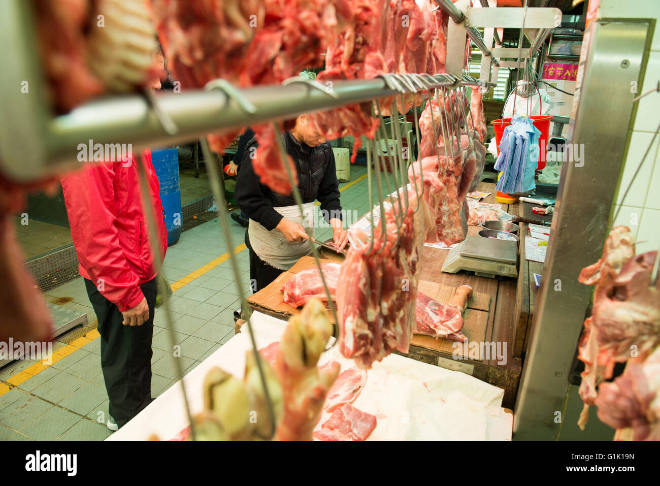 Couper la viande fraîche et de suspendre des bouchers du marché en Asie Banque D'Images