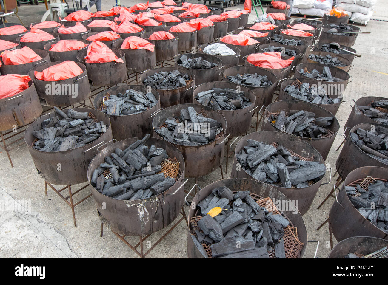 En dehors de feu de charbon pour la cuisson au barbecue Banque D'Images