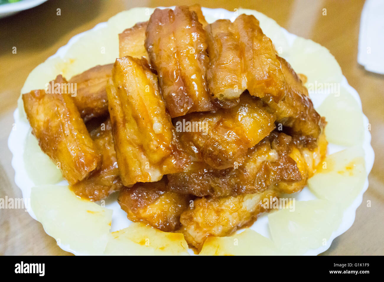 Poisson blanc frit chinois dans une sauce aigre-douce Banque D'Images