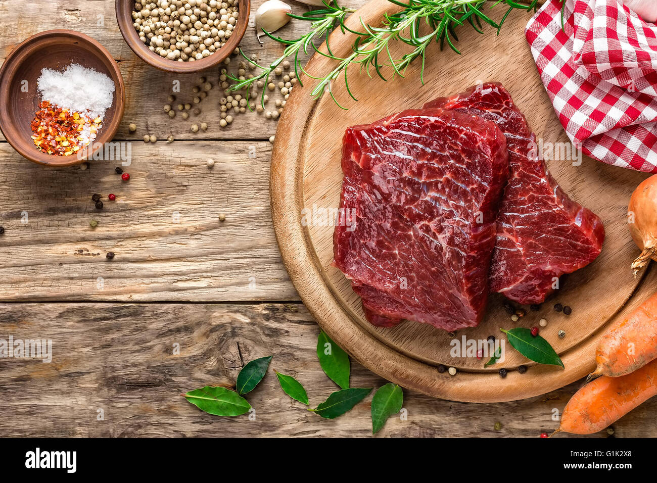 Les steaks de viande crue Banque D'Images