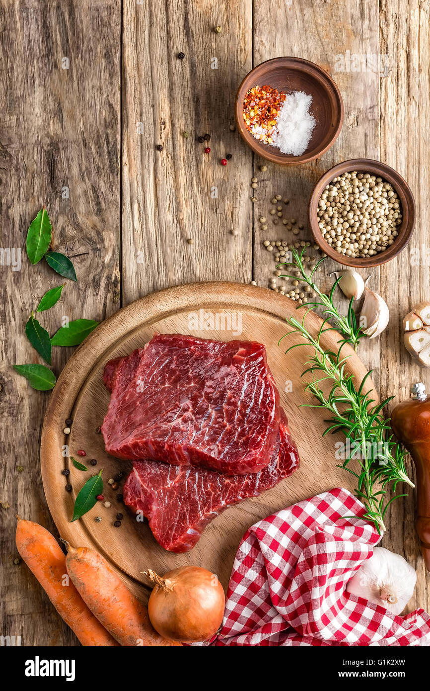 Les steaks de viande crue Banque D'Images