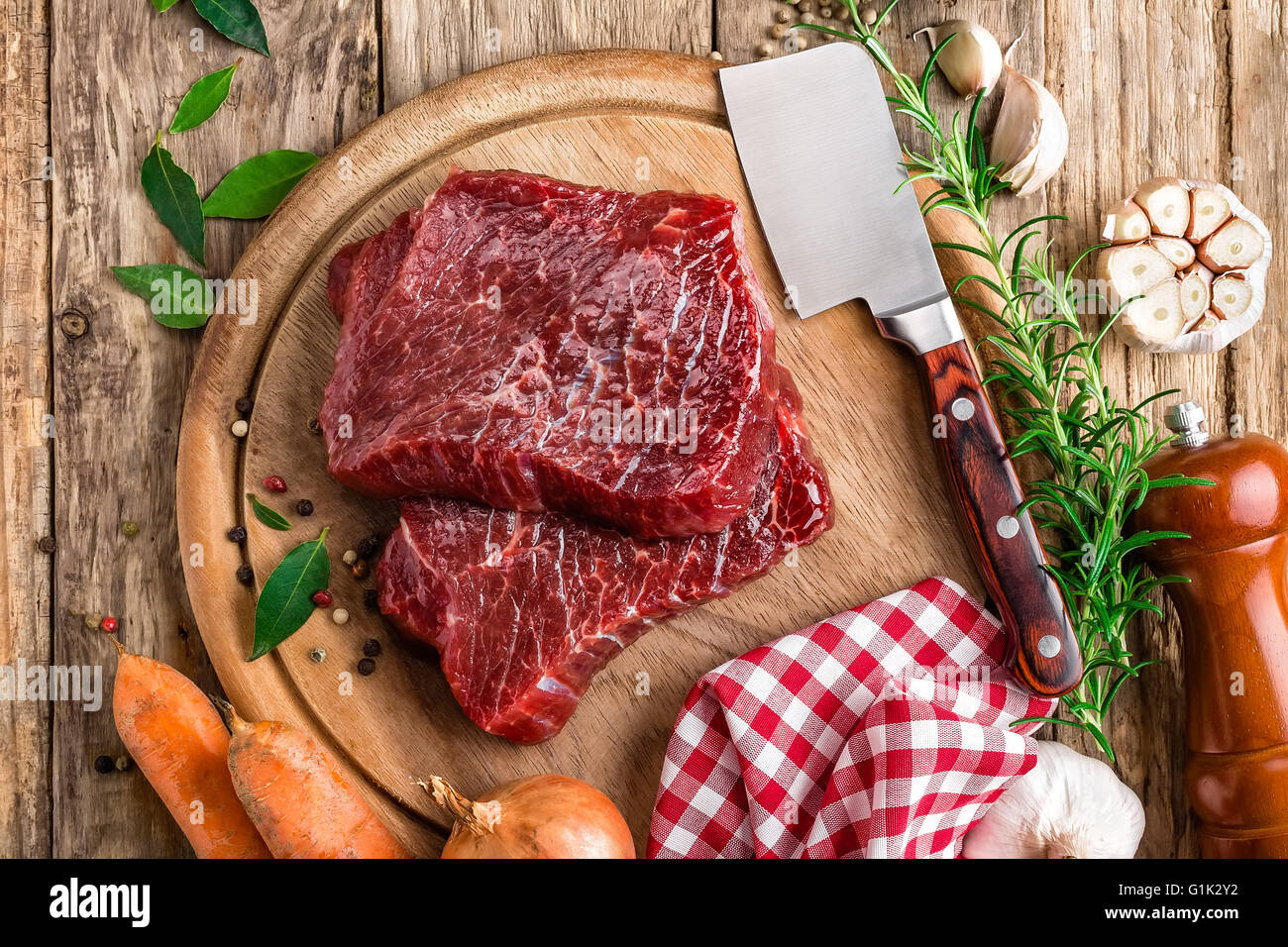 Les steaks de viande crue Banque D'Images