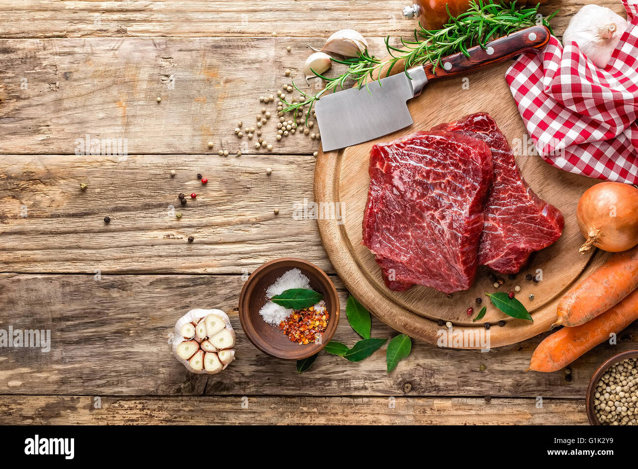 Les steaks de viande crue Banque D'Images