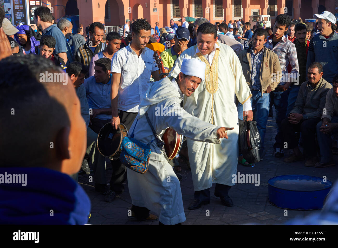 Des artistes de rue traditionnels dans l'exécution de la place Jemaa el-Fnaa à Marrakech, Maroc. Site du patrimoine mondial de l'UNESCO Banque D'Images